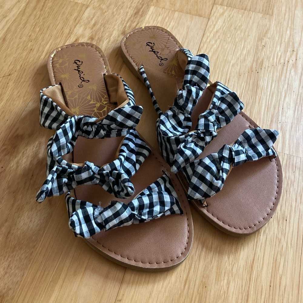 Qupid black & white fabric bow sandals- NIB! Size 7